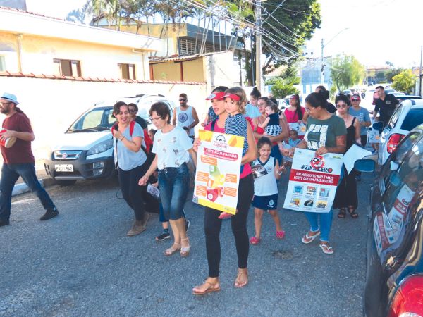 Alunos da CMEI Josefina Cembranelli participam de passeata contra dengue