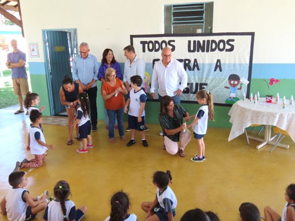 Pinda entrega repelentes spray nas escolas e creches municipais para proteger alunos da dengue