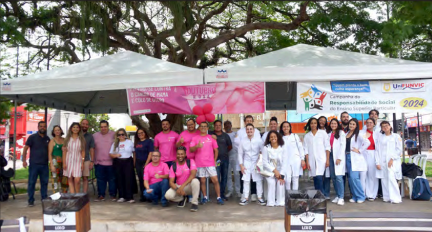 Campanha ‘Outubro Rosa’ orienta centenas de pessoas no centro da cidade