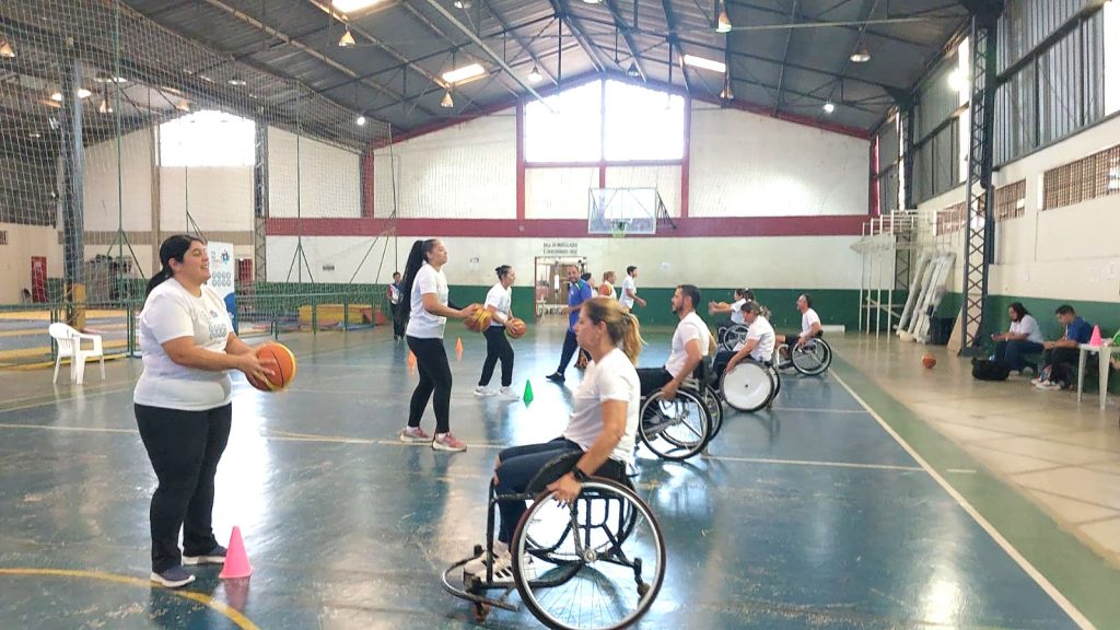 Curso Paralímpico capacita professores e estudantes de educação física