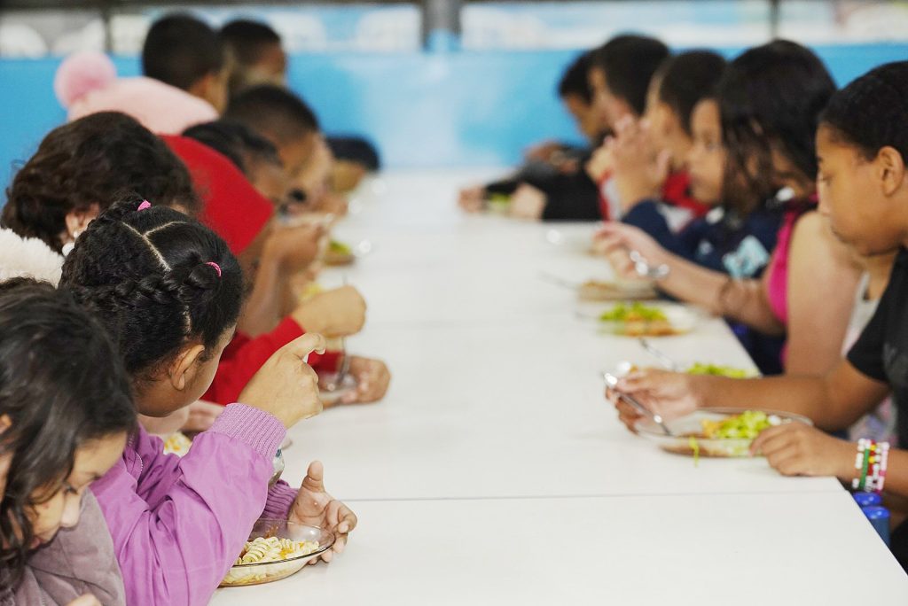 Escolas de SP abrirão as portas durante as férias para oferecer almoço para os alunos
