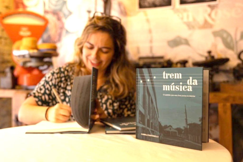 Autora lança seu primeiro livro fotográfico “Trem da Música”