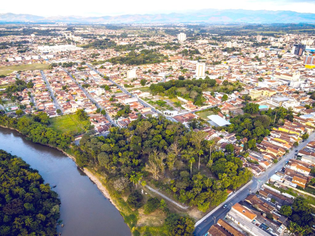 Pinda realiza mais de 1.200 podas e intensifica zeladoria com apoio da EDP em áreas críticas