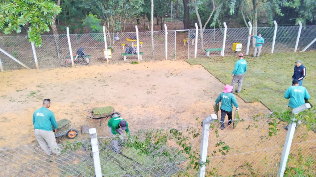 Vila Suíça recebe gramado em ‘campinho’ de futebol