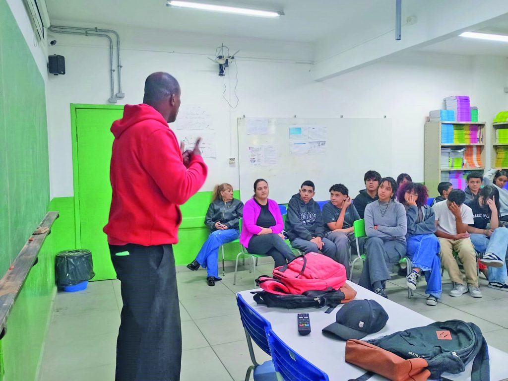 Professor João Luís alerta sobre os perigos do uso de entorpecentes em palestra na Escola Yolanda Bueno