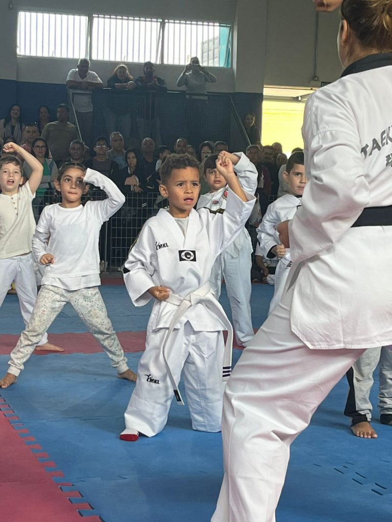 Exame de faixa reúne mais de 200 alunos e fortalece Taekwondo