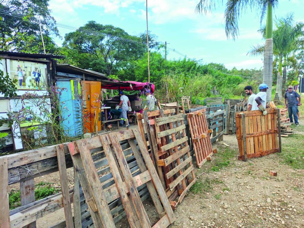 Prefeitura realiza realocação habitacional no Feital com apoio de secretarias