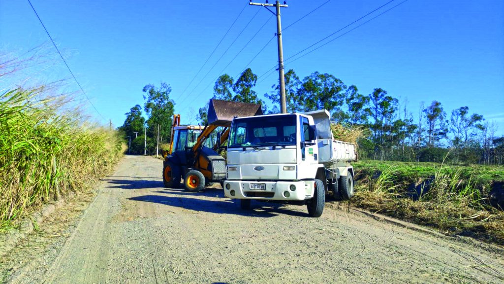 Estrada da Sapucaia recebe serviços de roçada