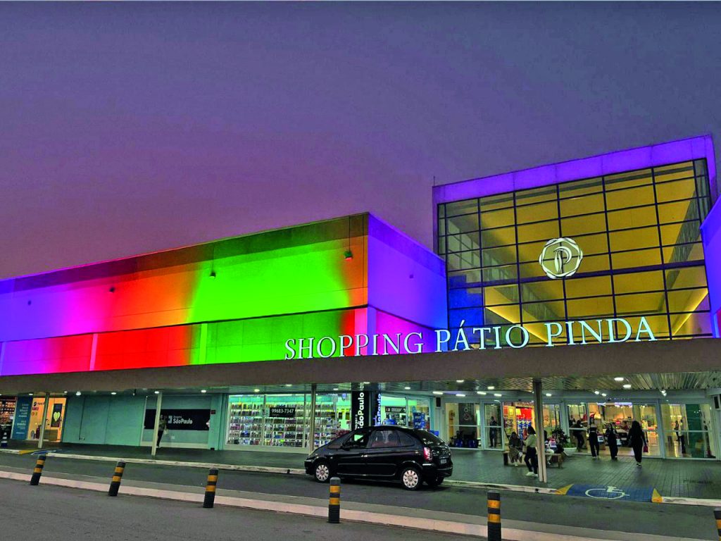 Shopping Pátio Pinda ilumina sua fachada com as cores LGBTQIAPN+ em apoio à diversidade e inclusão
