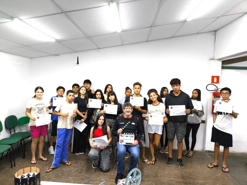 Jovens do Feital participam de oficina “Cine Celular” em parceria com Ponto MIS