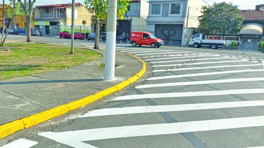 Sinalização viária reforça segurança em cruzamentos estratégicos