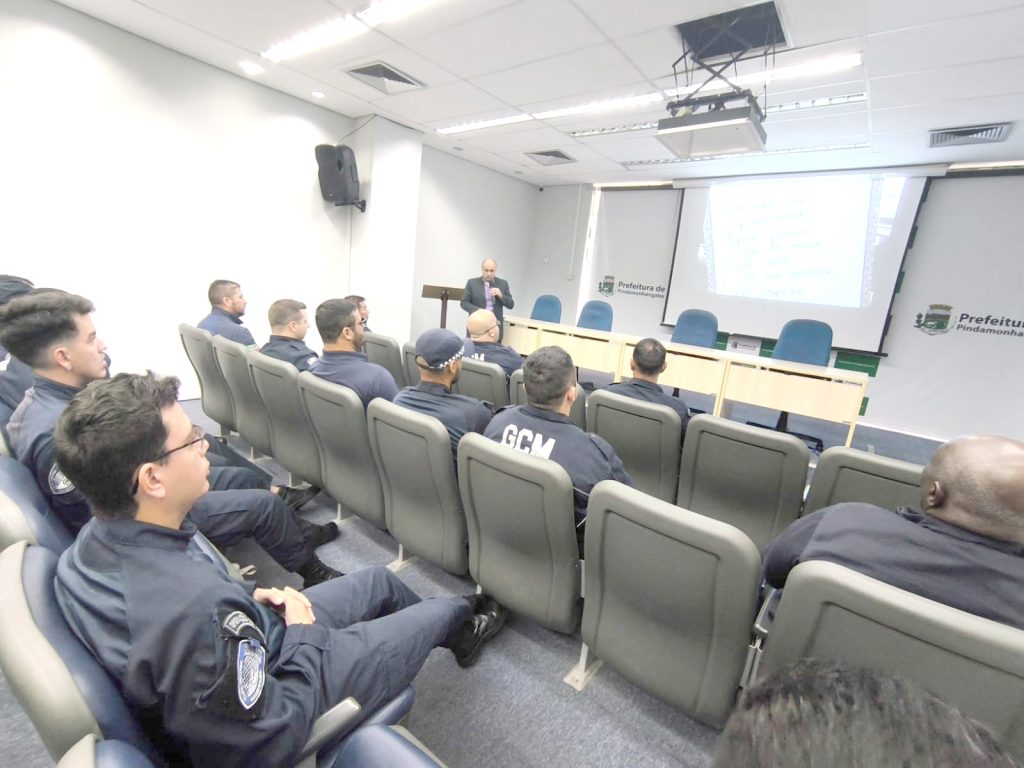 Ouvidoria ministra palestra sobre desenvolvimento pessoal para a GCM