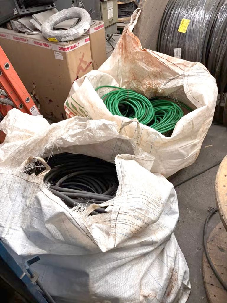 Dupla é presa ao tentar furtar 460 kg de fios de cobre em indústria no Feital