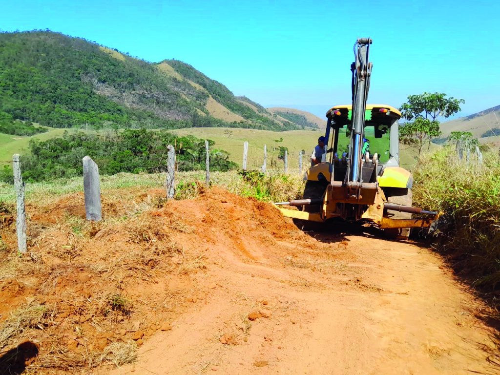 Poda de árvores e manutenção de estradas rurais