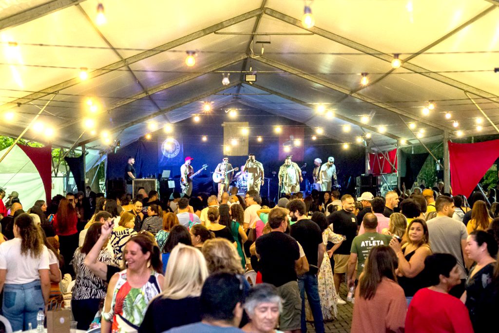 Oktoberfest da Vila reúne mais de 3 mil pessoas na praça Sete de Setembro