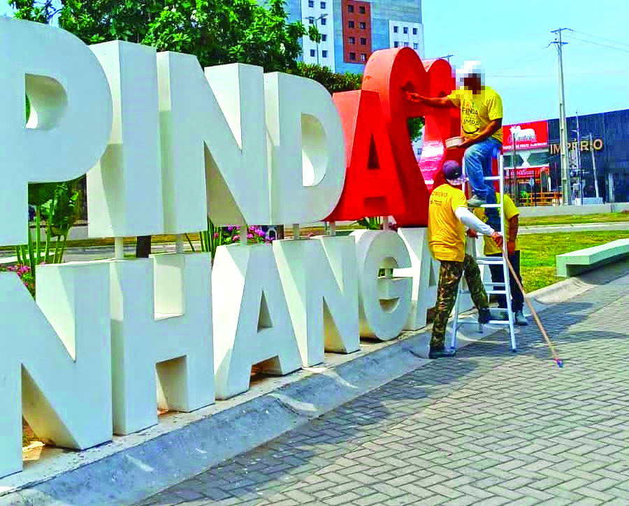 Praça Sete de Setembro recebe serviços de pintura, sinalização e jardinagem