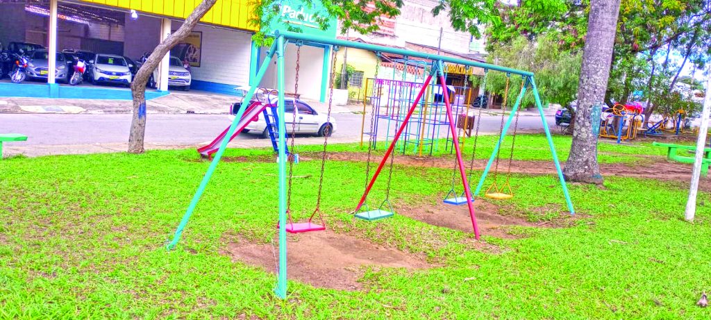 Playground da av. Nossa Senhora do Bom Sucesso recebe manutenção