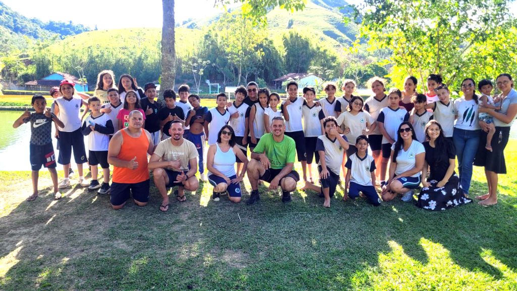 Alunos da Rede Municipal vivenciam canoagem em projeto escolar