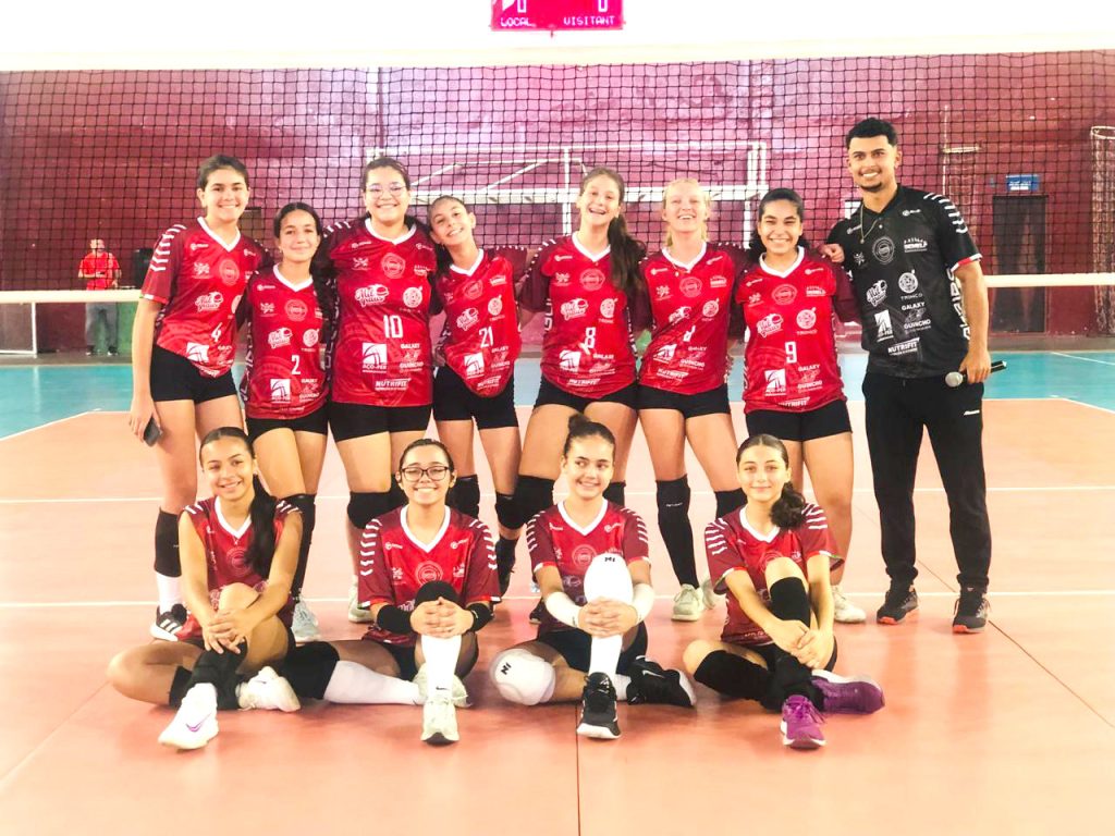 Torneio interno de vôlei reúne atletas de base e fortalece integração entre turmas
