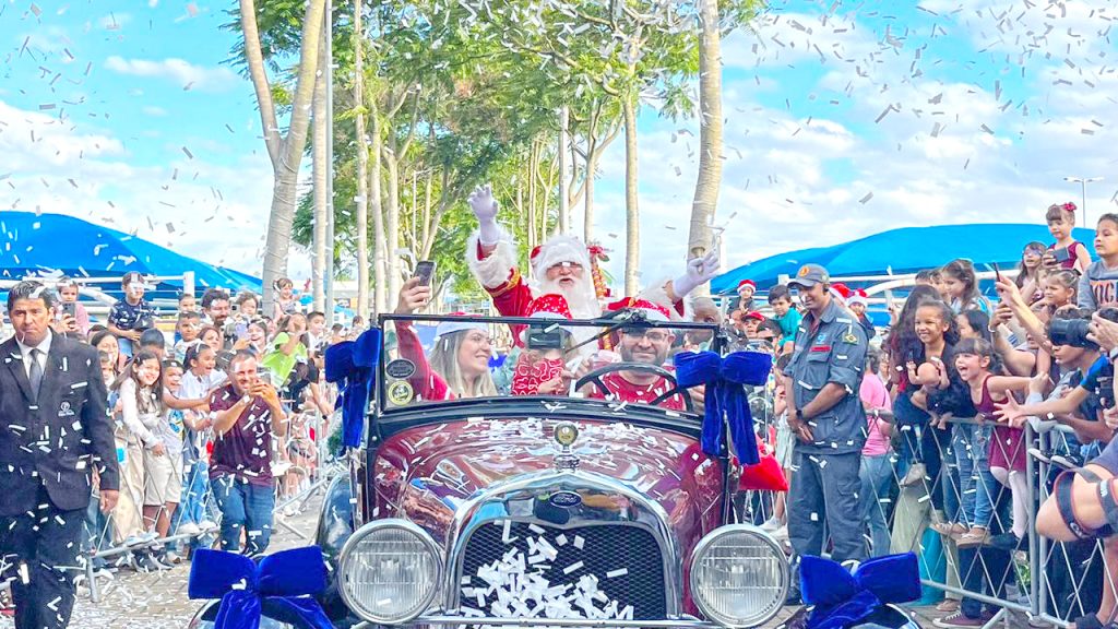 Papai Noel chega ao Shopping Pátio Pinda em um domingo de aventura pela Era do Gelo