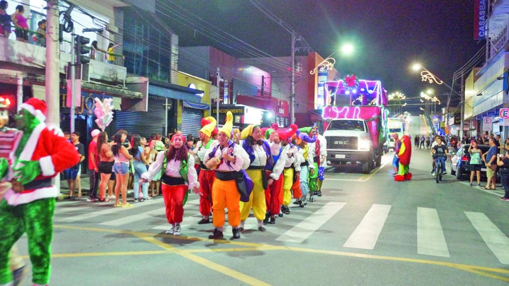 Paradão de Natal leva Papai Noel às ruas de Pinda nesta quarta (26)