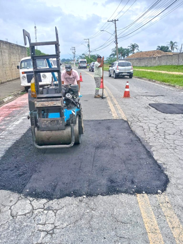 Operação Tapa-Buraco avança por bairros e vias estratégicas