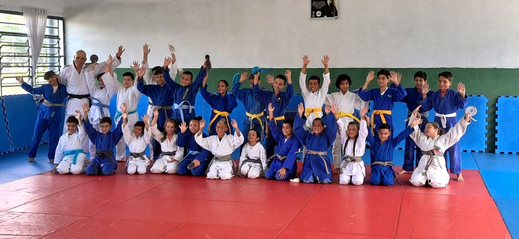 Alunos do CE Zito participam de cerimônia de troca de faixas e graduação