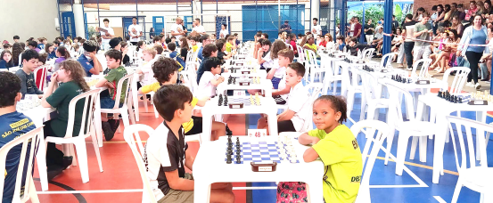 Escola Municipal João Kolenda Lemos recebe etapa final do Circuito Valeparaibano de Xadrez Escolar 2025