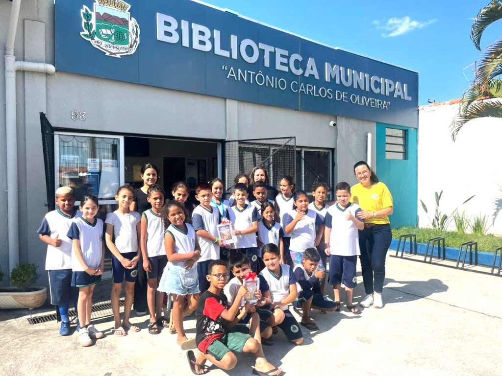 Biblioteca do Castolira recebe livro produzido por alunos do 3º ano da Escola Julieta Reale
