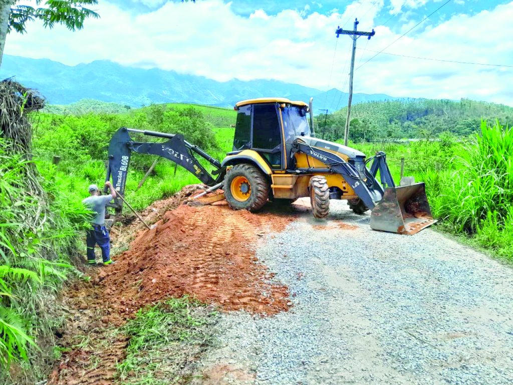 Prefeitura realiza manutenção em estradas rurais e podas em áreas estratégicas