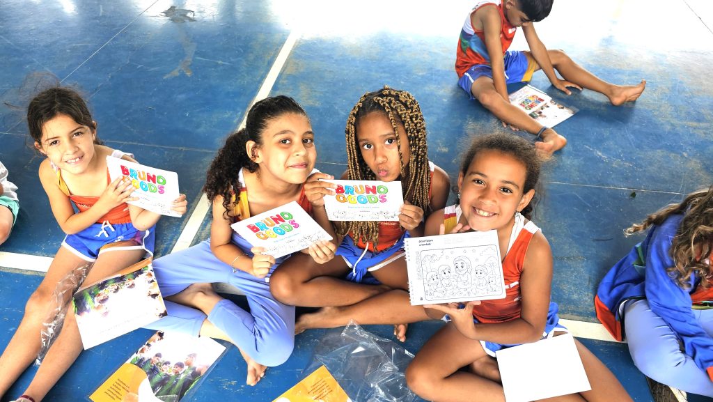 Ação de Natal distribui livros de colorir para crianças