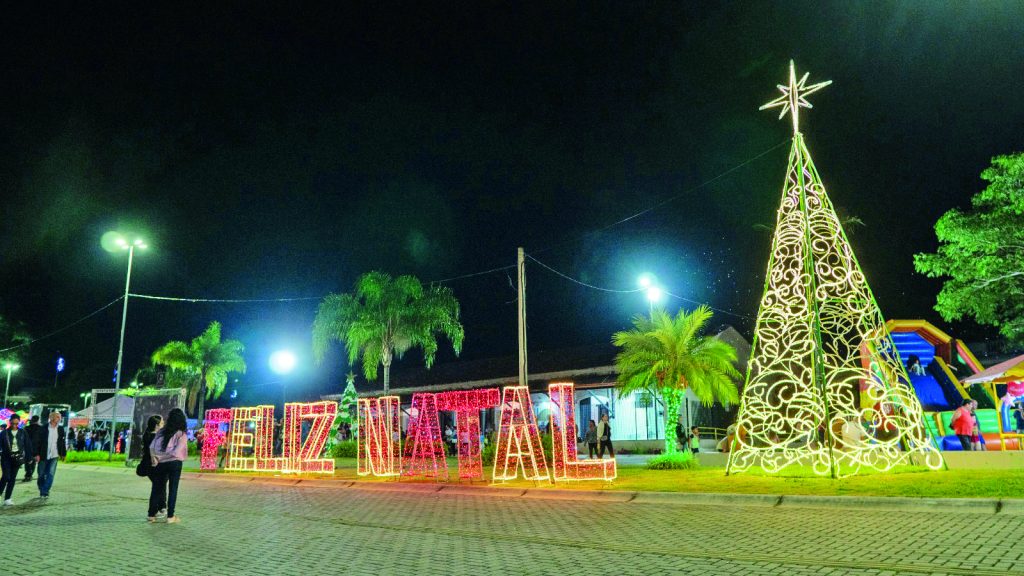Pinda leva decoração de Natal às rotatórias e acesso aos bairros
