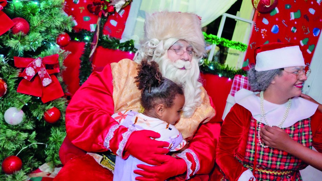 Paradão de Natal leva multidão às ruas e anima a chegada do Papai Noel em Moreira César