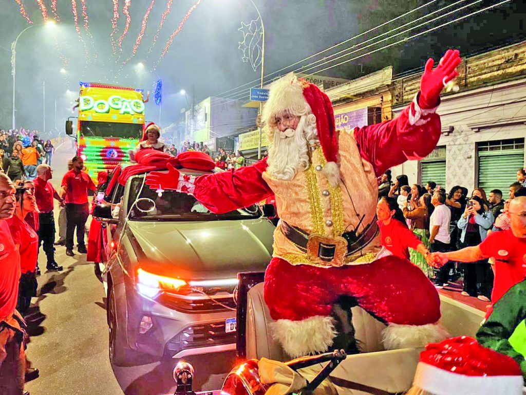 Papai Noel e Mamãe Noel aguardam as crianças nos últimos dias do Natal em Pinda