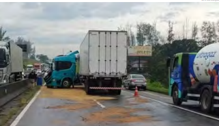 Colisão entre carretas deixa um ferido, bloqueia Dutra e gera 12 km de congestionamento