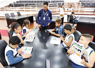 Programa “Escola Vai à Câmara” leva cidadania a mais de 400 estudantes