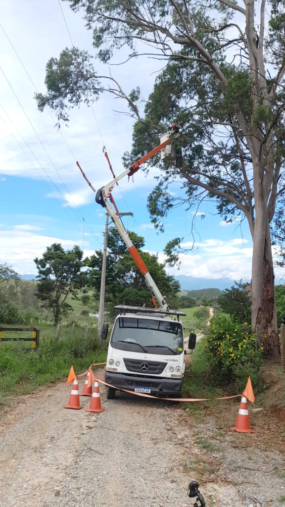 Desenvolvimento Rural realiza força-tarefa para manutenção da rede elétrica em áreas rurais de Pindamonhangaba