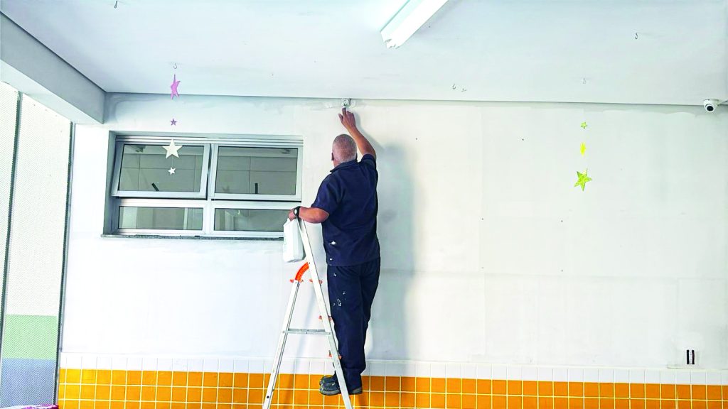 Manutenção em escolas da rede municipal avança durante as férias escolares.