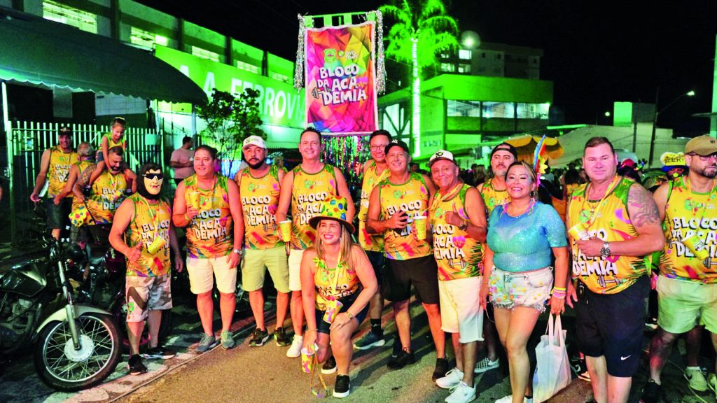 Abrindo a folia, Bloco da Academia da Ferroviária animou a noite de quarta