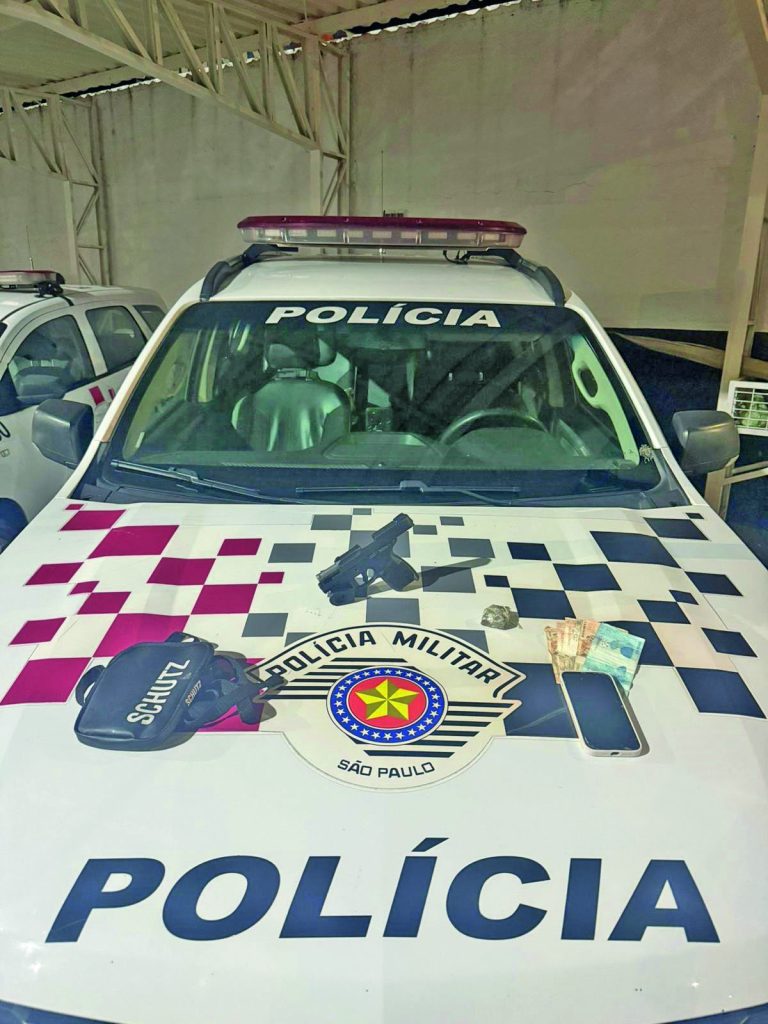 PM prende criminoso com arma de fogo, traficando entorpecentes