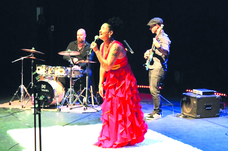 Espetáculo “Tríade” homenageia grandes vozes femininas da música brasileira no Teatro Galpão