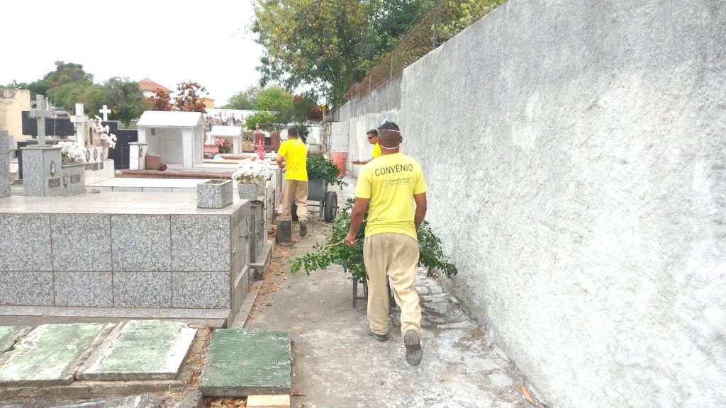 Prefeitura faz manutenção e limpeza nos cemitérios para Dia das Mães