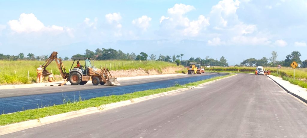 Via Estrutural recebe última camada de asfalto e sinalização viária para inauguração em abril
