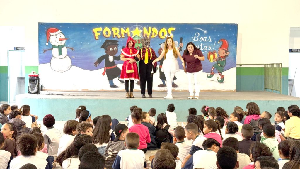 Saúde que ensina e diverte: teatro educativo leva orientação sobre higiene bucal a alunos