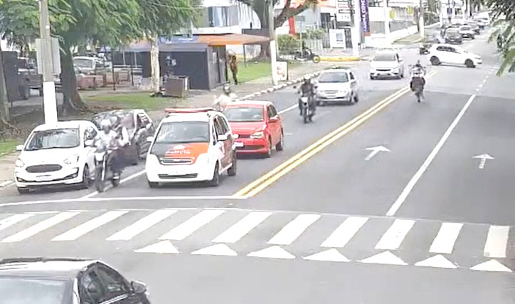 Câmeras do CSI identificam moto envolvida em infração de trânsito