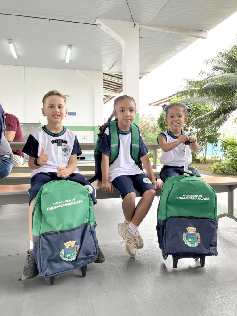 Mochilas chegam a todas as escolas e CMEIs da rede municipal