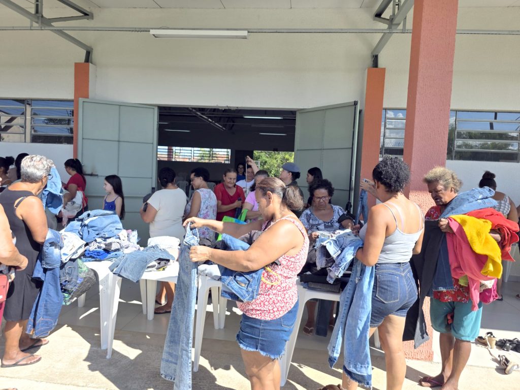 Varal Solidário atrai centenas de pessoas e marca sucesso do evento no Castolira