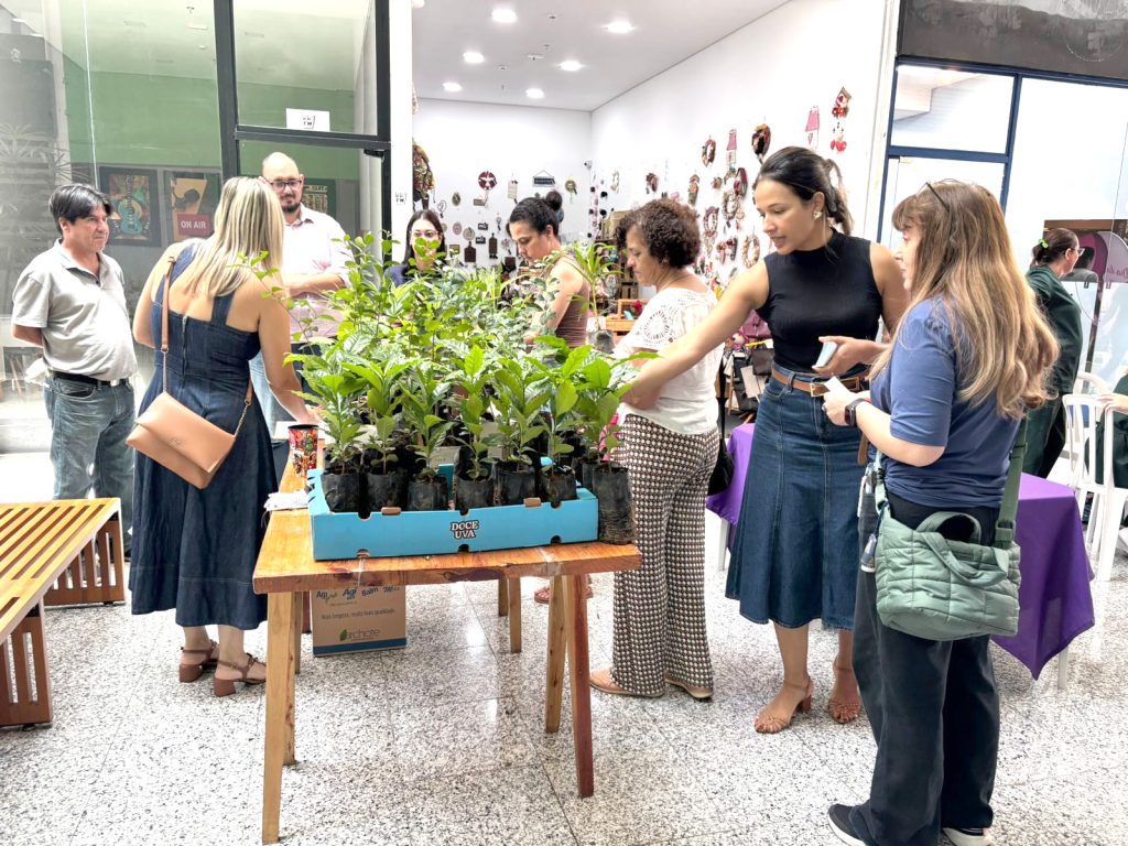 Doação de mudas marca ação ambiental do Mês da Mulher no Shopping