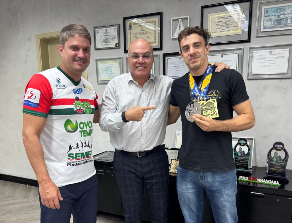 Atleta de Pindamonhangaba é recebido pelo prefeito após se destacar em competições de Jiu-Jitsu no Brasil e no exterior