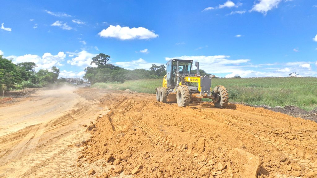 Município avança na nova avenida entre Araretama e Vila Rica com serviços de terraplanagem